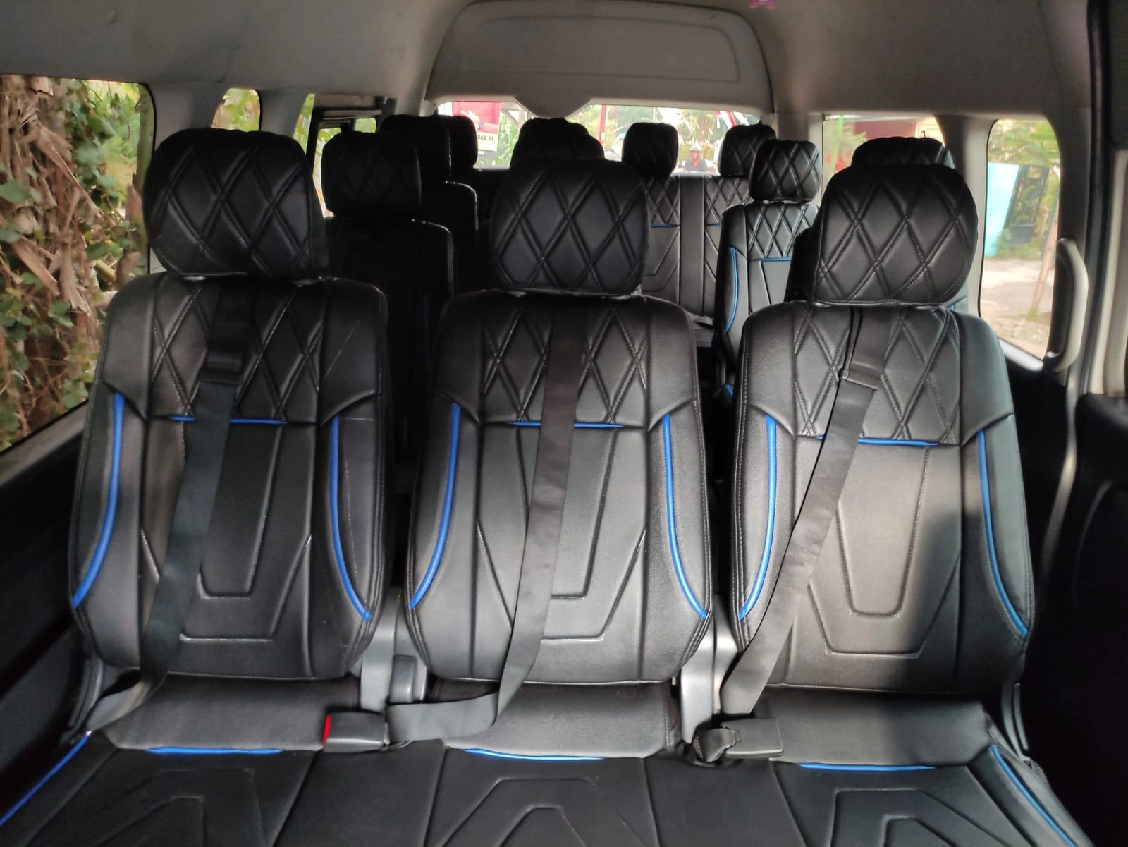 Kursi kulit tiga baris Hiace Premio dengan jahitan biru